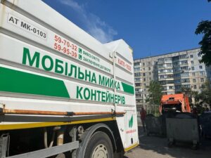Миття сміттєвих баків у Полтаві: триває дезінфекція