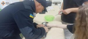 У Кременчуці рятувальники звільнили палець дівчинки від каблучки