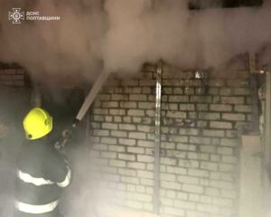 Пожежа у Кременчуці: врятовано авто та будинок