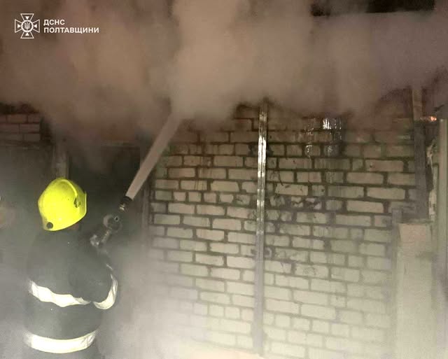 Пожежа у Кременчуці: врятовано авто та будинок