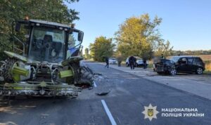 Аварія на Полтавщині: кросовер зіткнувся з комбайном