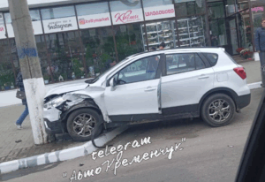 ДТП у Кременчуці: автомобіль зіткнувся зі стовпом