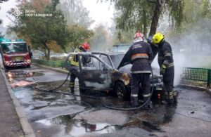 У Кременчуці згорів легковик на вулиці Героїв Маріуполя