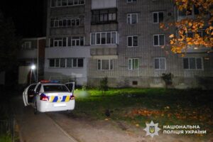 У Кременчуці знайшли мертвого чоловіка біля житлового будинку