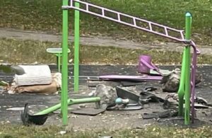 Аварія у Полтаві: авто пошкодило спортивний майданчик