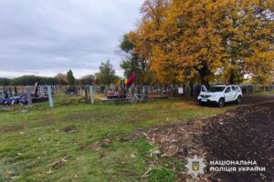 Пошкодження пам'ятника на цвинтарі у Миргороді: винуватця затримано