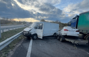 ДТП на трасі Київ-Харків: Volkswagen врізався в відбійник