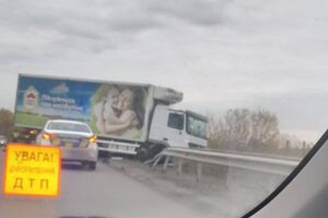 ДТП у Кременчуці: постраждала вантажівка на шляхопроводі