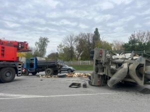 Аварія в Кременчуці: зіткнення вантажівки з дровами та бетономішалки