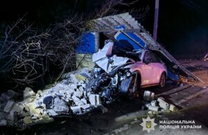 Автоаварія у Кременчуцькому районі: Mazda знесла автобусну зупинку