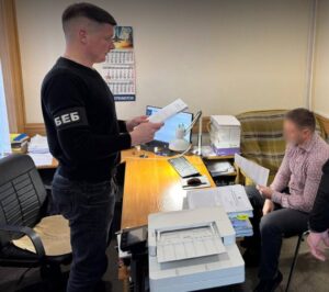 Збитки бюджету через переплату: на Полтавщині розслідують махінації з телефонами ЗСУ