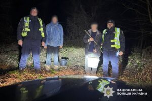 Поліція знайшла заблукалих в лісі двох чоловіків
