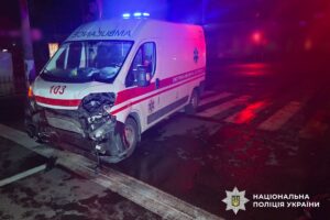 Аварія у Кременчуці: авто врізалося в швидку і травмувало пішохода