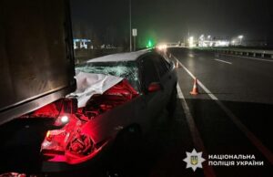 Аварія на шляху Київ-Харків: Daewoo Nexia зіткнулась з вантажівкою