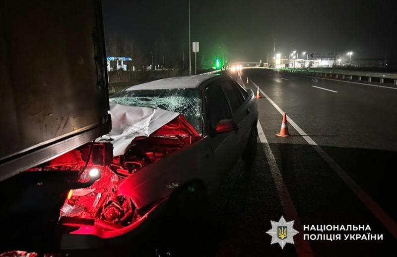 Аварія на шляху Київ-Харків: Daewoo Nexia зіткнулась з вантажівкою