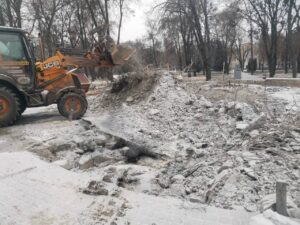 У Полтаві зіпсували та викрали огорожу фонтану у парку