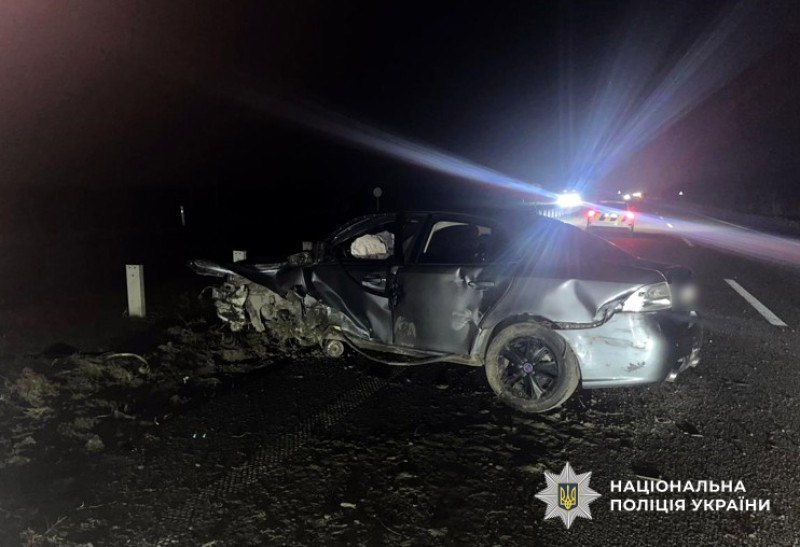 НП на автошляху: SAAB врізався у бетонний блок на Полтавщині