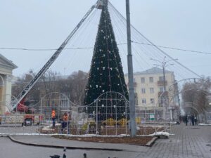 У Полтаві демонтують шатро головної ялинки для ремонту