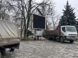 У Полтаві демонтували непрацюючий рекламний телевізор