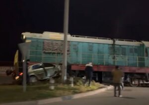 Інцидент на залізничному переїзді у Кременчуці: поїзд зіткнувся з авто