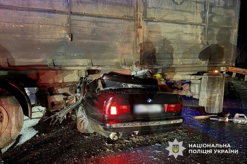 ДТП на Полтавщині: легковик врізався у вантажівку