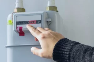 Чому електролічильники обертаються під час відключень: пояснення від ДТЕК