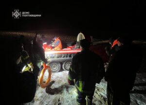 На Дніпрі застряг човен: троє людей потрапили в пастку на льоду