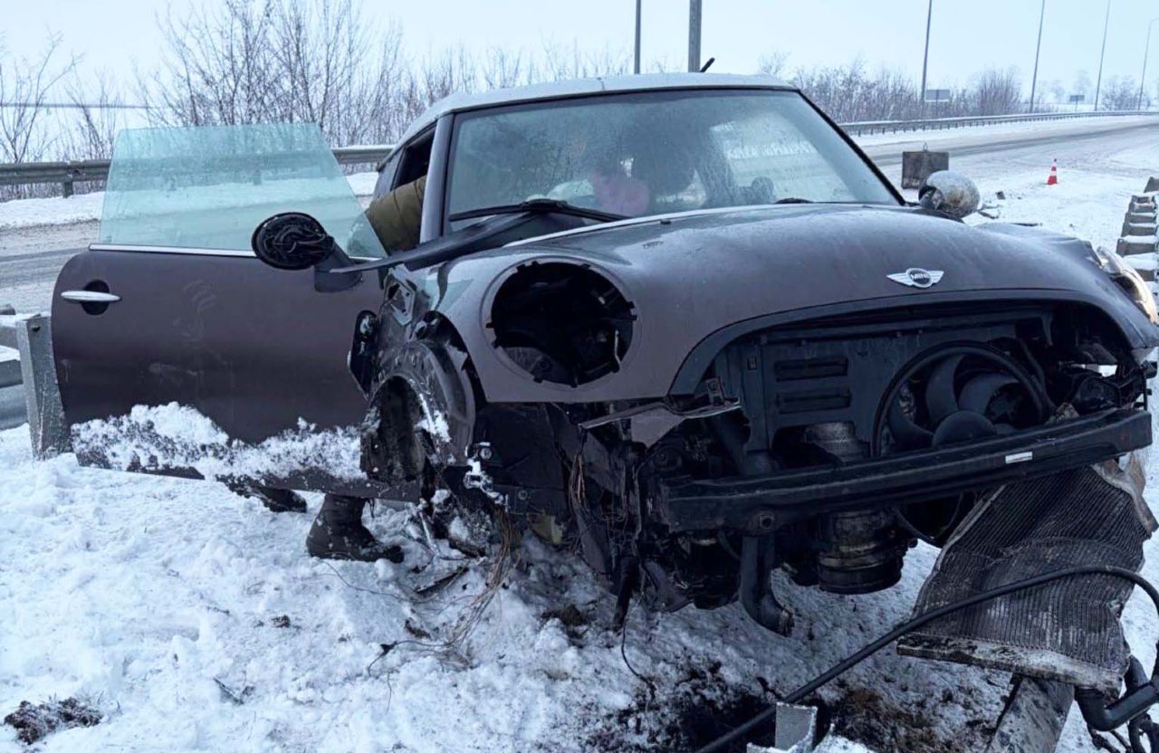 ДТП біля Решетилівки: Mini Cooper зіткнувся з відбійником